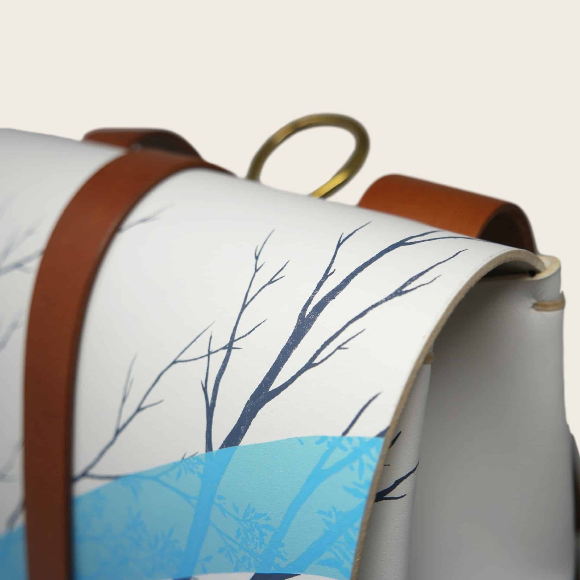 Sac à dos en cuir naturel et bois illustré par Enfants Sauvages (Monsta et Melle Terite), Le Porteur Sauvage