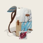 Sac à dos en cuir naturel et bois illustré par Enfants Sauvages (Monsta et Melle Terite), Le Porteur Sauvage