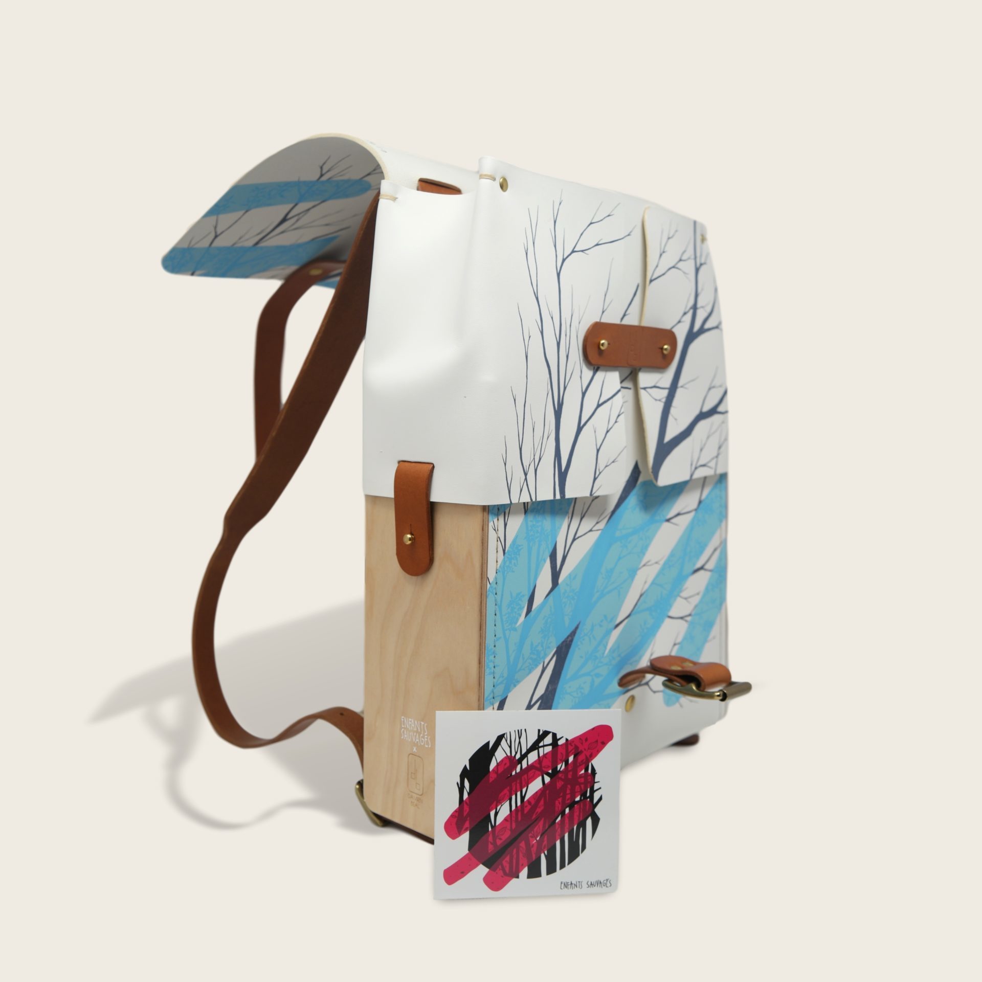 Sac à dos en cuir naturel et bois illustré par Enfants Sauvages (Monsta et Melle Terite), Le Porteur Sauvage