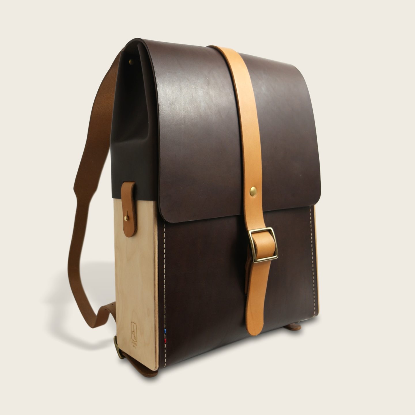 Sac à dos en cuir naturel à tannage végétal et bois, marron chocolat et miel, Le Porteur