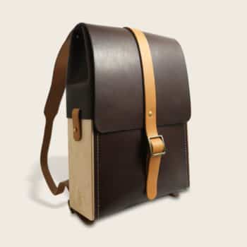 Sac à dos en cuir naturel à tannage végétal et bois, marron chocolat et miel, Le Porteur