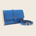 Strict Minimum bleu électrique bois et cuir Damien Béal_clipped_rev_2 Pochette, petit sac à main, en cuir naturel à tannage végétal et bois, bleu électrique, Le Strict Minimum