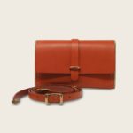 Strict Minimum orange bois et cuir Damien Béal 2_clipped_rev_1 Pochette, petit sac à main, en cuir naturel à tannage végétal et bois, orange, Le Strict Minimum