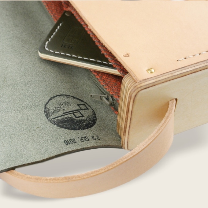 Sac bandoulière en cuir végétal naturel et bois, collaboration chanteur Tété, Le Petit Reliquaire