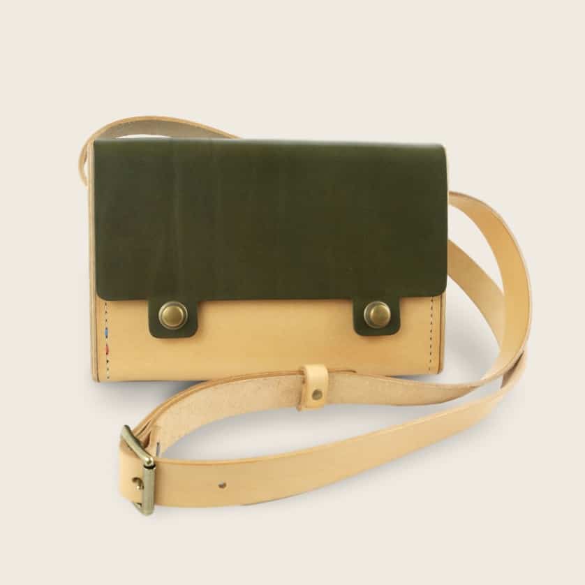 Sac bandoulière en cuir végétal naturel et bois, naturel et vert olivec, ollaboration chanteur Tété, Le Petit Reliquaire