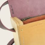 Sac bandoulière en cuir à tannage végétal et bois, naturel et prune, collaboration Tété, Le Petit Reliquaire