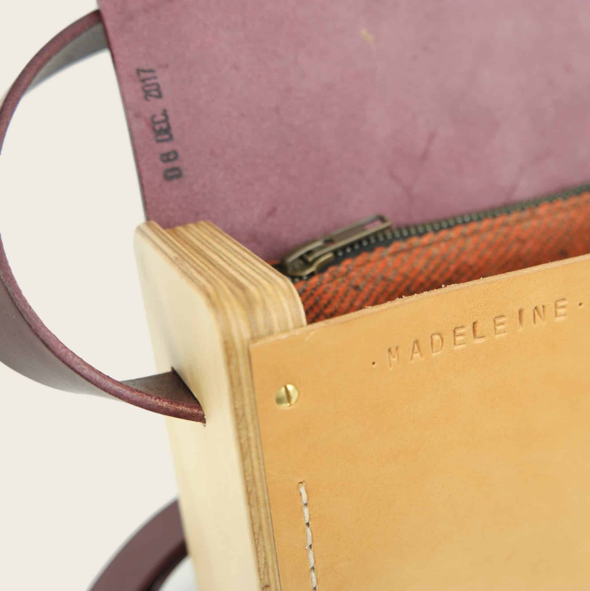 Sac bandoulière en cuir à tannage végétal et bois, naturel et prune, collaboration Tété, Le Petit Reliquaire