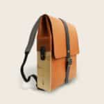 Sac à dos en cuir nature à tannage végétal et bois, gaufré, marron whisky et bleu marine, collaboration Hors Studio, Jacques Porteur