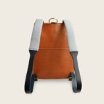 Sac à dos en cuir nature à tannage végétal et bois, gaufré, marron whisky et bleu marine, collaboration Hors Studio, Jacques Porteur