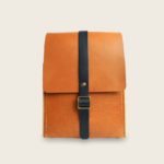 Sac à dos en cuir nature à tannage végétal et bois, gaufré, marron whisky et bleu marine, collaboration Hors Studio, Jacques Porteur