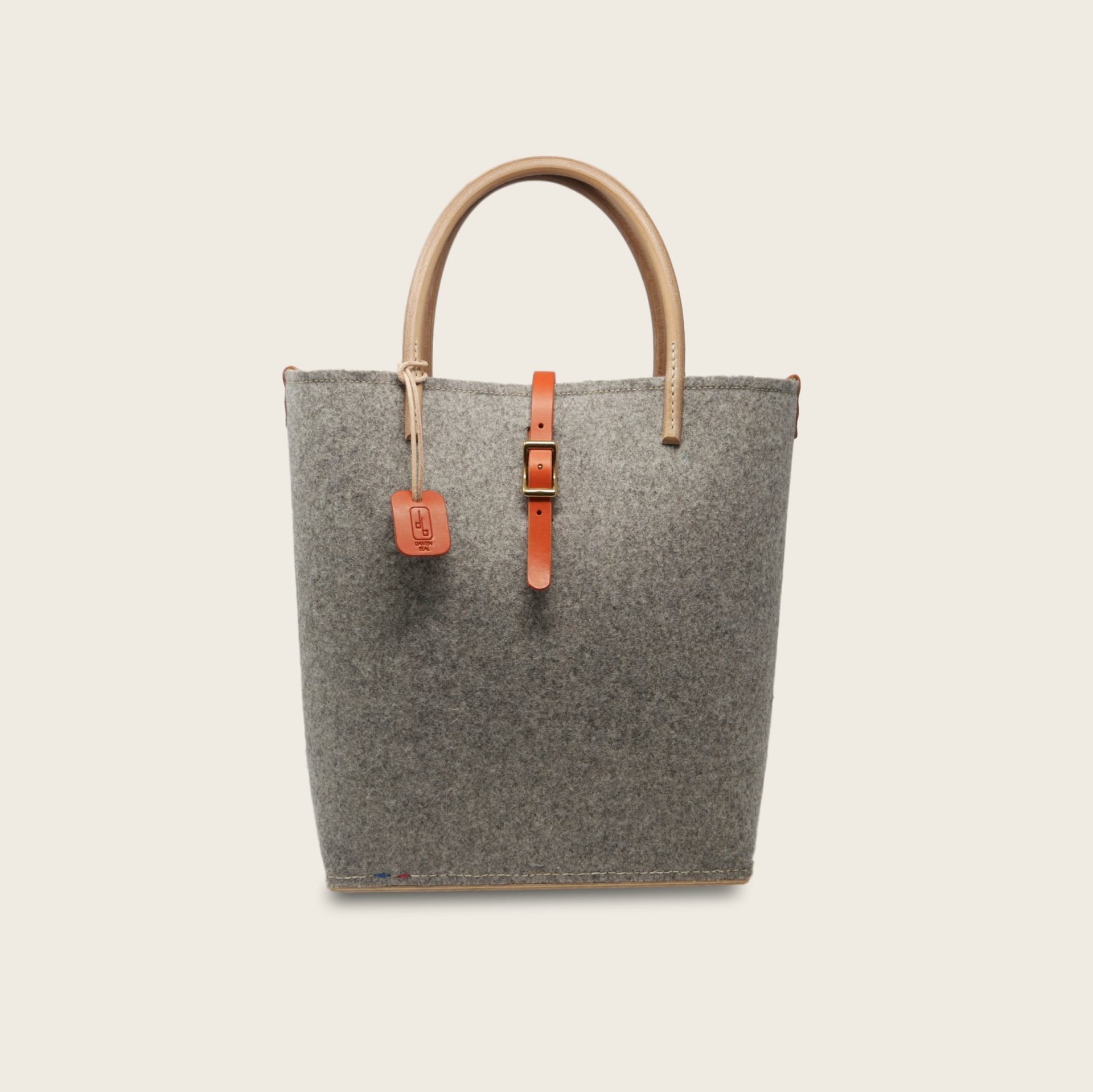 Sac à main cabas, laine pure vierge française et poignée en cuir naturel et bois, collaboration Made in Town et Damien Béal, projet Tricolor, Le Myro