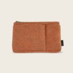 Poche en tweed accompagnant le sac bandoulière en cuir végétal naturel et bois, collaboration chanteur Tété, Le Petit Reliquaire