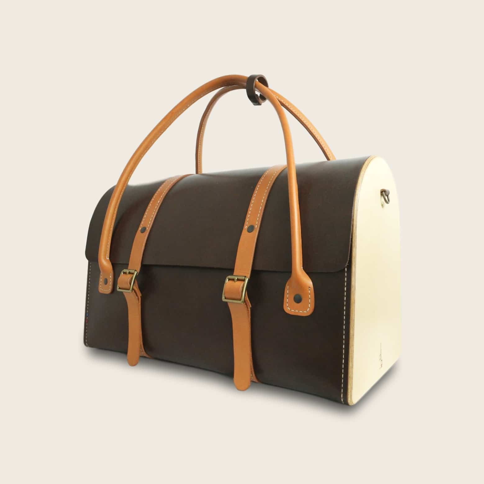 sac-bois-cuir-damien-beal-pause-weekend-2.0-voyage-chocolat-whisky 1_clipped_rev_2 Sac de voyage, malle, en cuir naturel à tannage végétal et bois, marron chocolat et miel, Le Pause Weekend 2.0