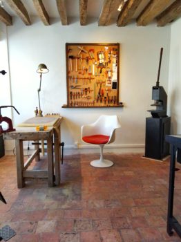 Atelier boutique quartier Saint Louis, Versailles, maroquinerie en bois et cuir