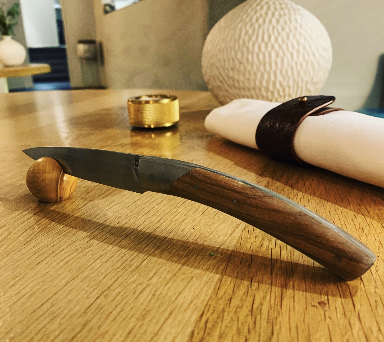 Porte couteau en bois et rond de serviette en cuir pour La Table du 11, restaurant gastronomique étoilé à Versailles