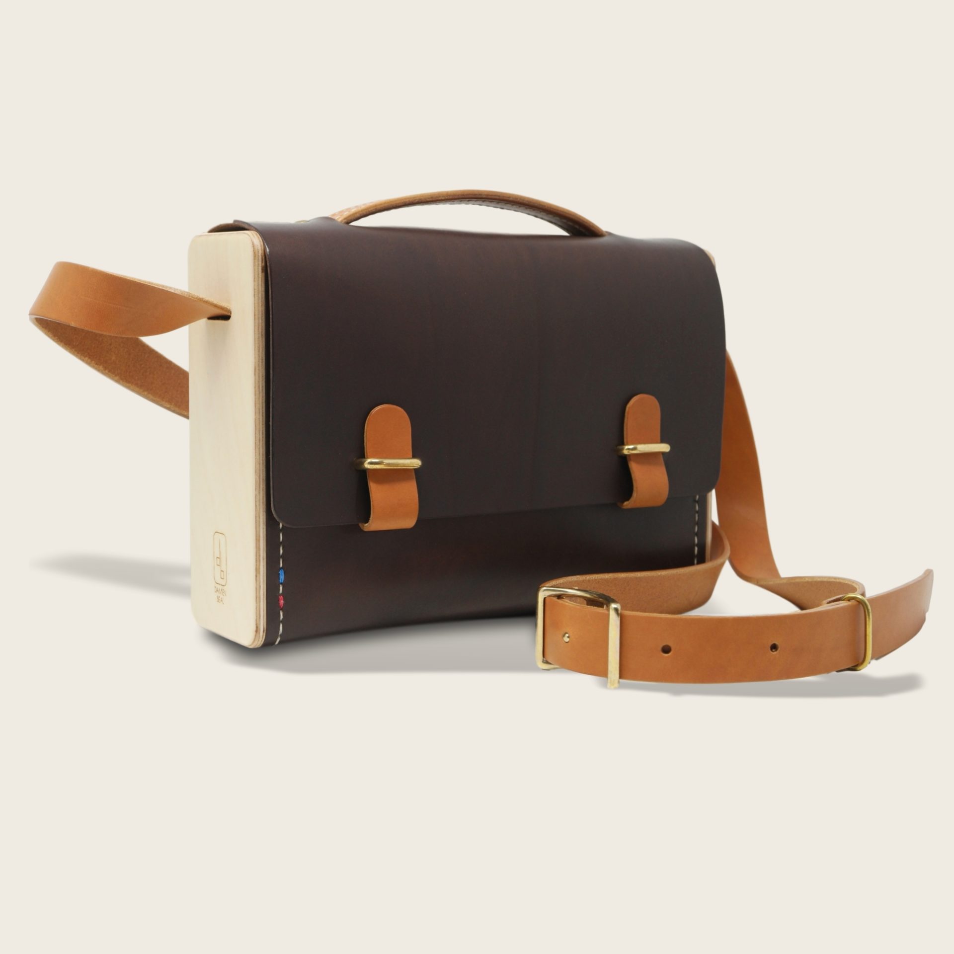 L'Entre Deux chocolat et whisky Damien Béal 3_clipped_rev_5 Sac bandoulière en cuir naturel à tannage végétal et bois, marron chocolat et whisky, L'Entre Deux