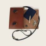 Sac bandoulière en cuir naturel à tannage végétal et bois, marron papaya et bleu marine, L'Entre Deux