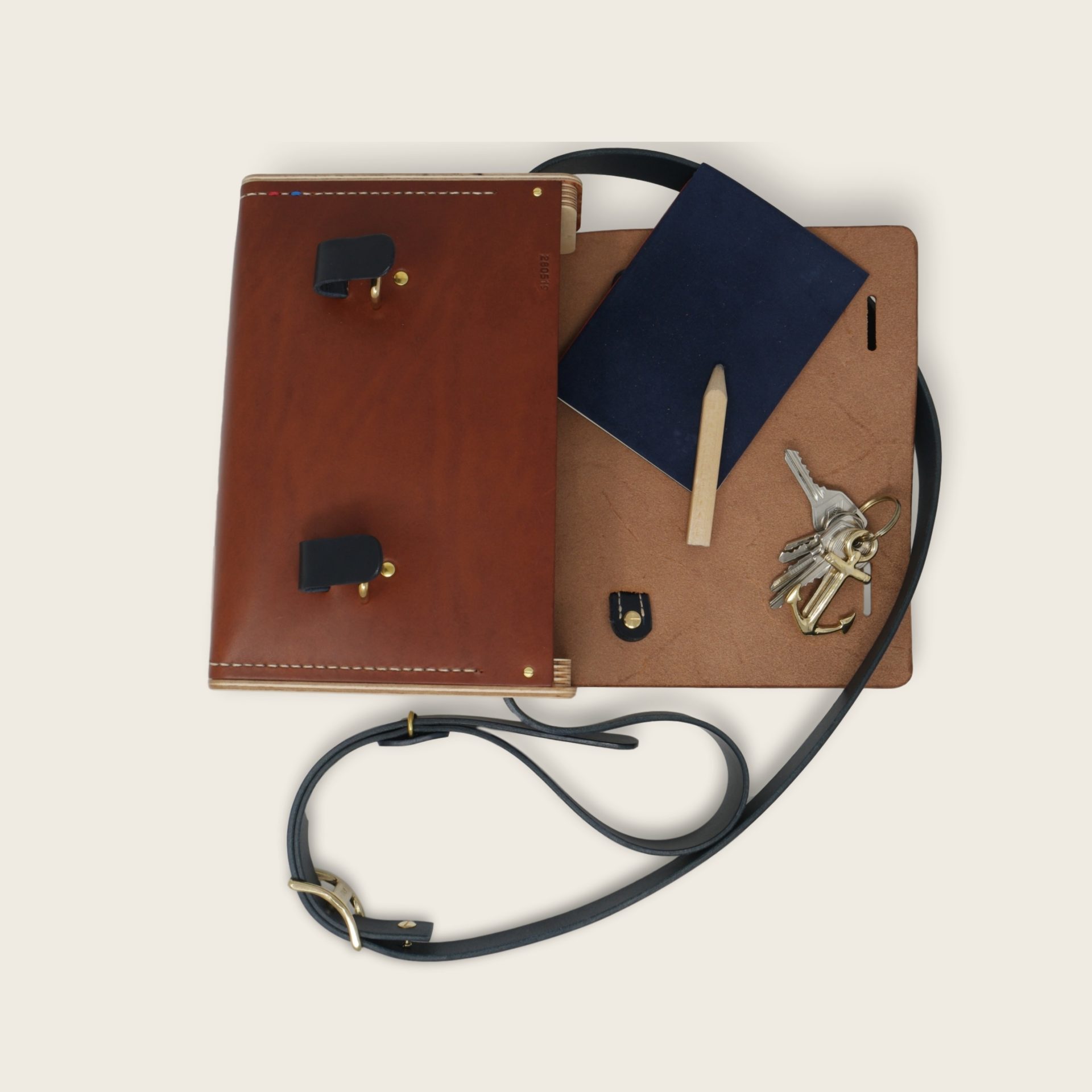 Sac bandoulière en cuir naturel à tannage végétal et bois, marron papaya et bleu marine, L'Entre Deux