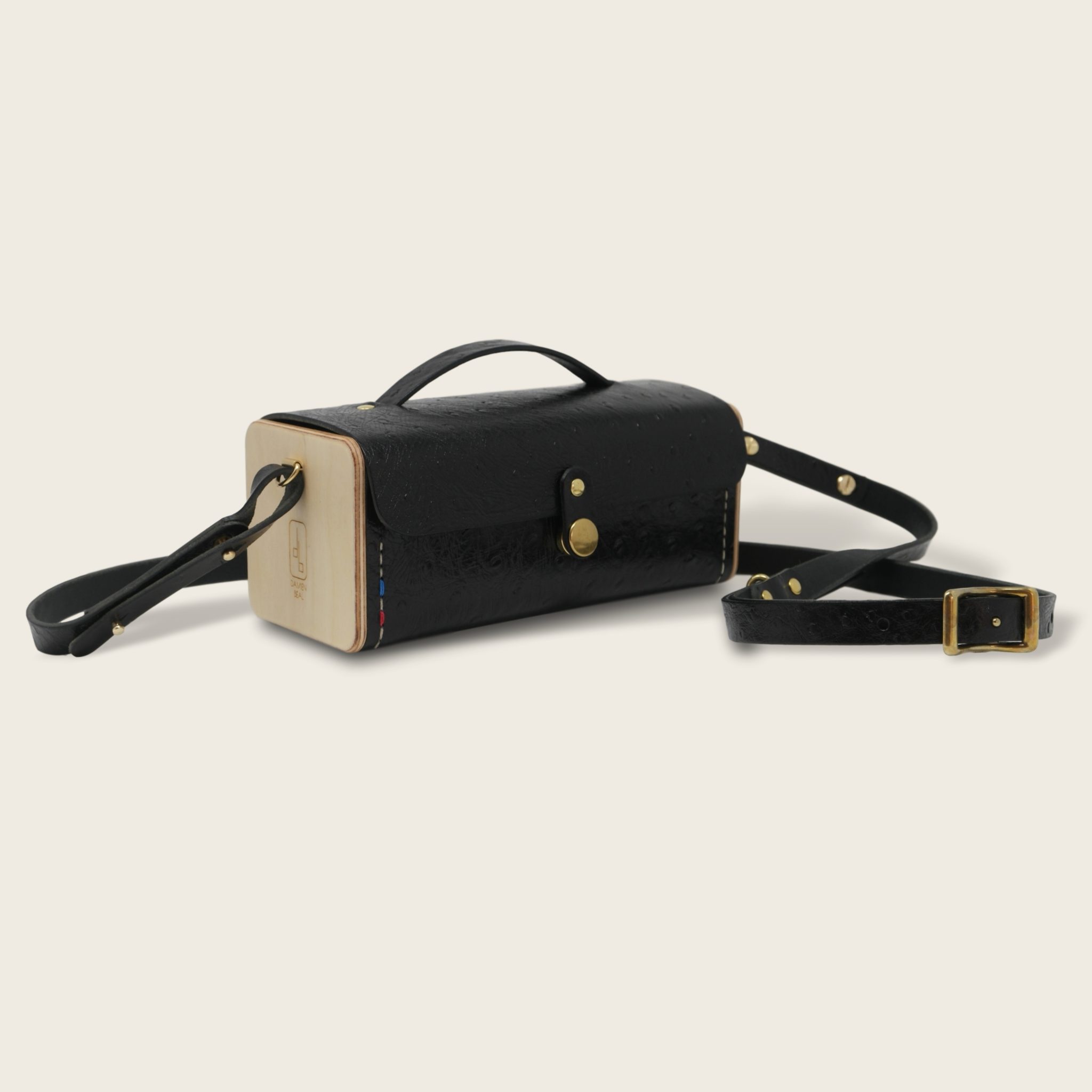 Le Minimum + noir autruche bois et cuir Damien Béal 3_clipped_rev_4 Petit sac bandoulière en cuir naturel à tannage végétal et bois, noir autruche, Le Minimum +Petit sac bandoulière en cuir naturel à tannage végétal et bois, jaune et marron papaya, Le Minimum +