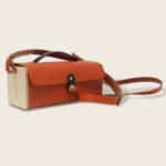 Petit sac bandoulière en cuir naturel à tannage végétal et bois, jaune et blanc, Le Minimum +Petit sac bandoulière en cuir naturel à tannage végétal et bois, orange et bleu marine, Le Minimum +
