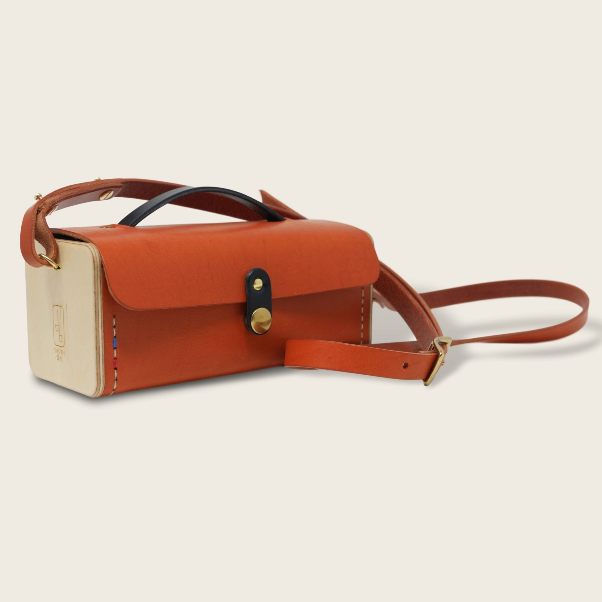 Le Minimum + orange et bleu marine bois et cuir Damien Béal 4_clipped_rev_3 Petit sac bandoulière en cuir naturel à tannage végétal et bois, jaune et blanc, Le Minimum +Petit sac bandoulière en cuir naturel à tannage végétal et bois, orange et bleu marine, Le Minimum +