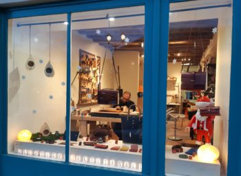 Vitrine de Noël de l'atelier quartier Saint Louis à Versailles, idées cadeaux à glisser sous le sapin