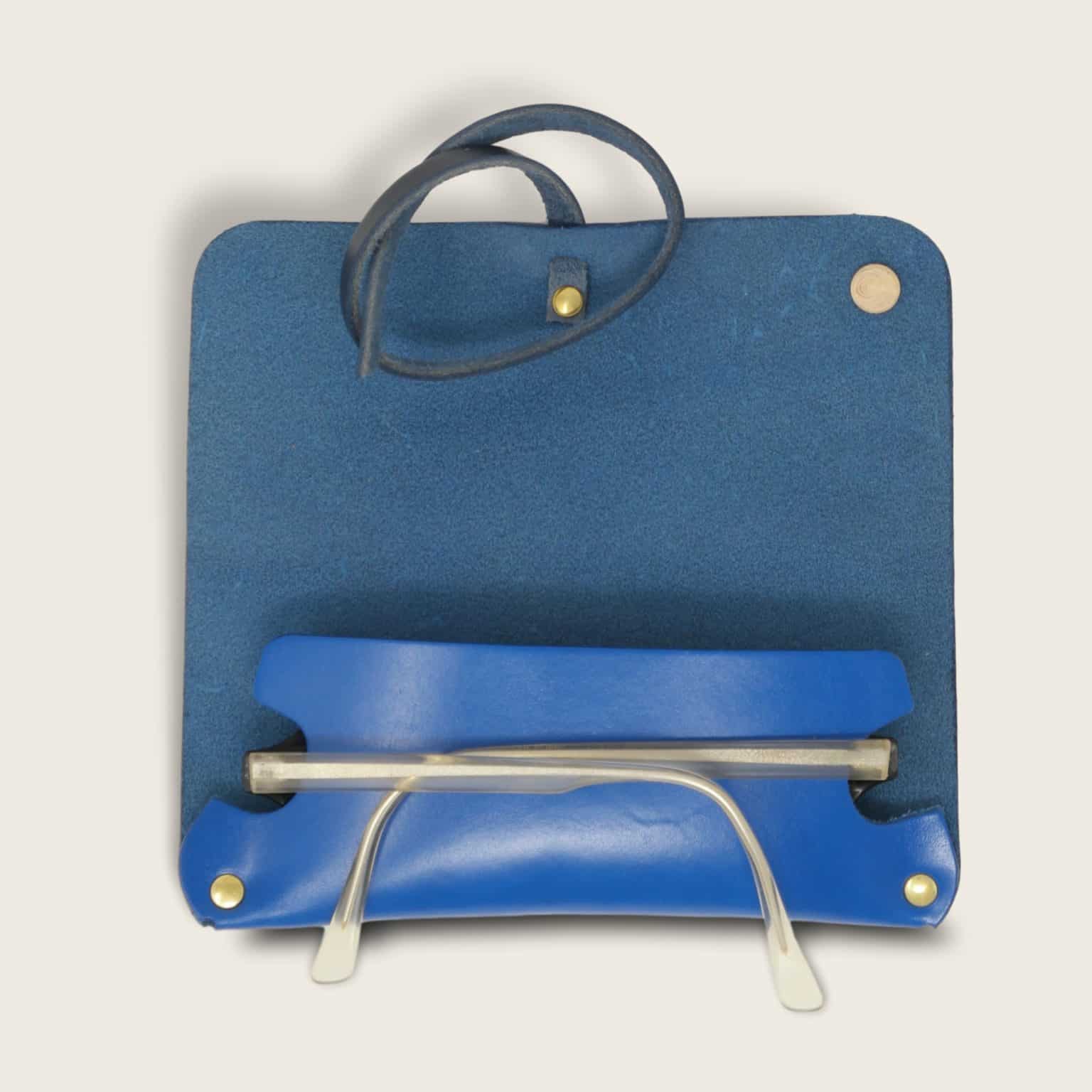 Etui-lunettes-bleu-marine-electrique-Damien-Béal 2_clipped_rev_3 Etui à lunettes, en cuir naturel à tannage végétal et bois, bleu électrique et marine