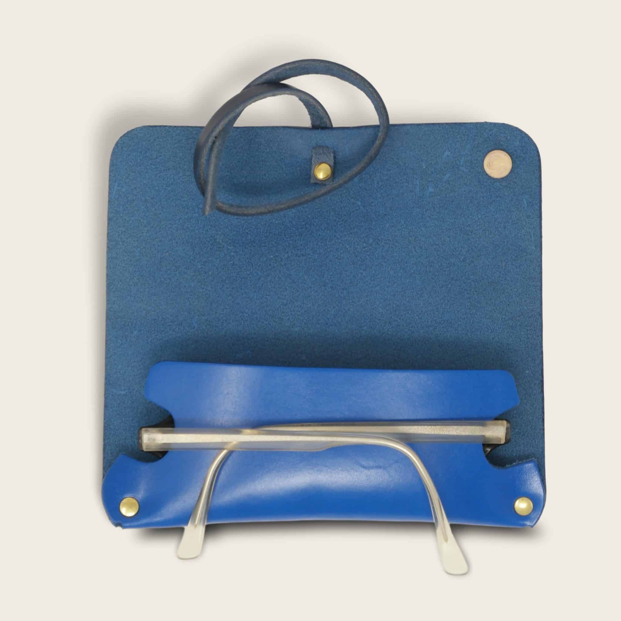 Etui à lunettes, en cuir naturel à tannage végétal et bois, bleu électrique et marine