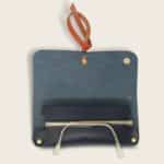 Etui à lunettes, en cuir naturel à tannage végétal et bois, bleu marine et orange