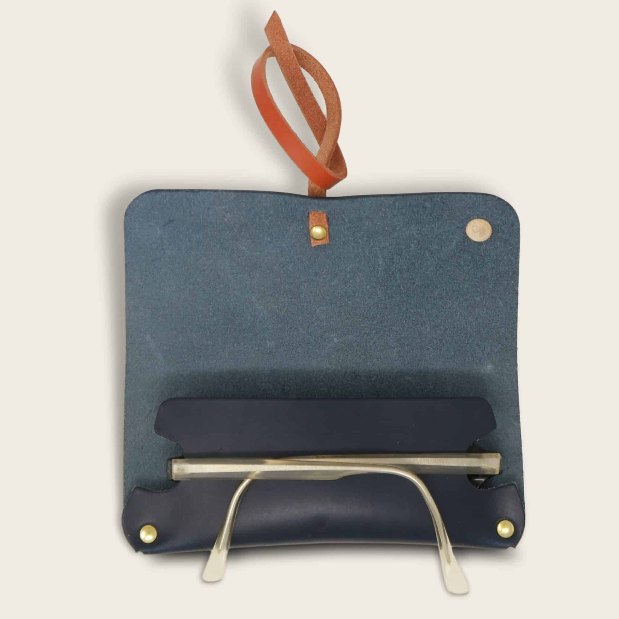 Etui à lunettes, en cuir naturel à tannage végétal et bois, bleu marine et orange