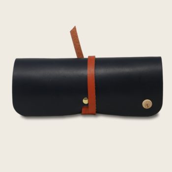Etui à lunettes, en cuir naturel à tannage végétal et bois, bleu marine et orange