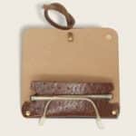 Etui à lunettes, en cuir naturel à tannage végétal et bois, marron imprimé autruche