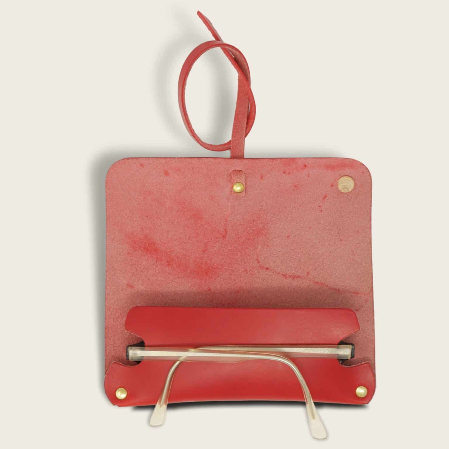 Etui à lunettes, en cuir naturel à tannage végétal et bois, rouge