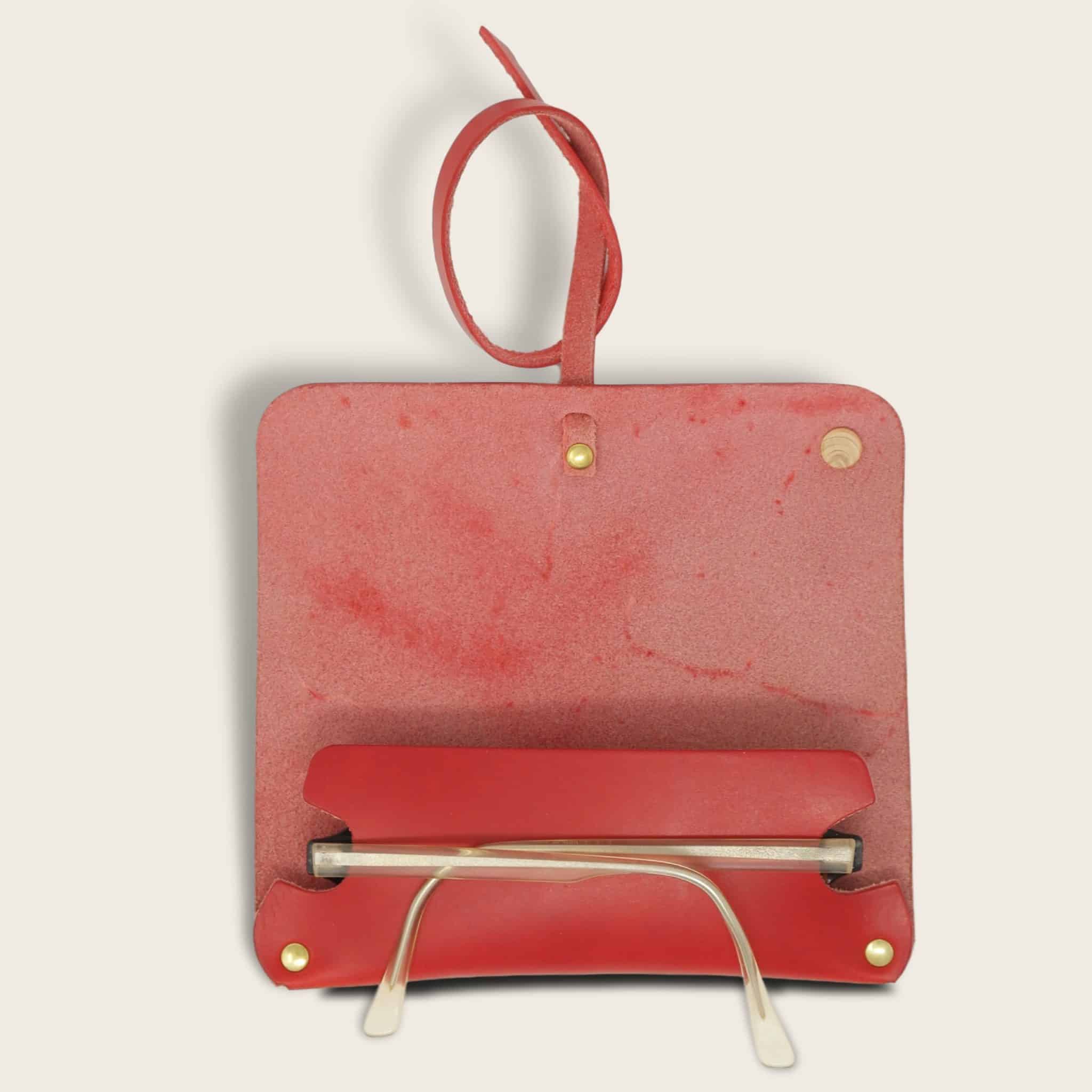 Etui à lunettes, en cuir naturel à tannage végétal et bois, rouge