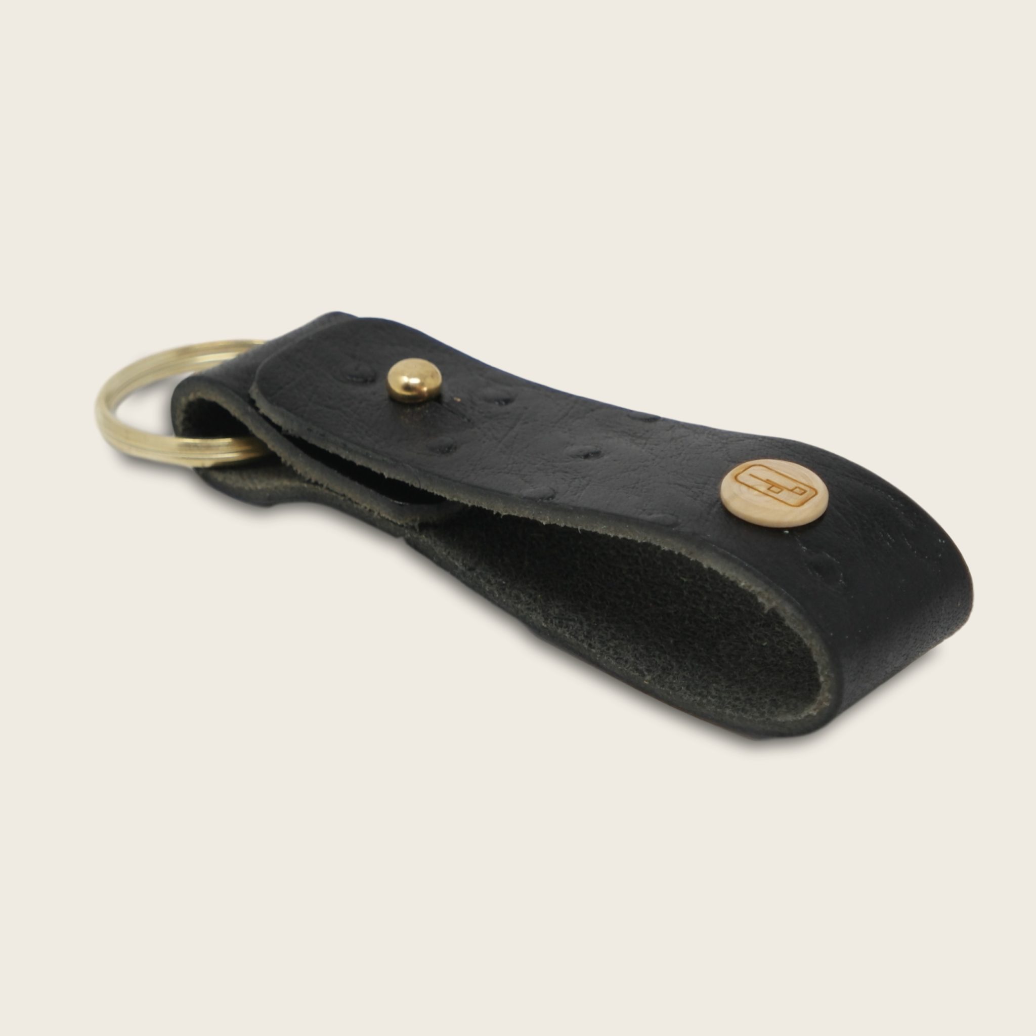 Porte-clés, en cuir naturel à tannage végétal et bois, noir imprimé autruche
