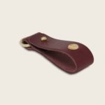 Porte-clés, en cuir naturel à tannage végétal et bois, prune