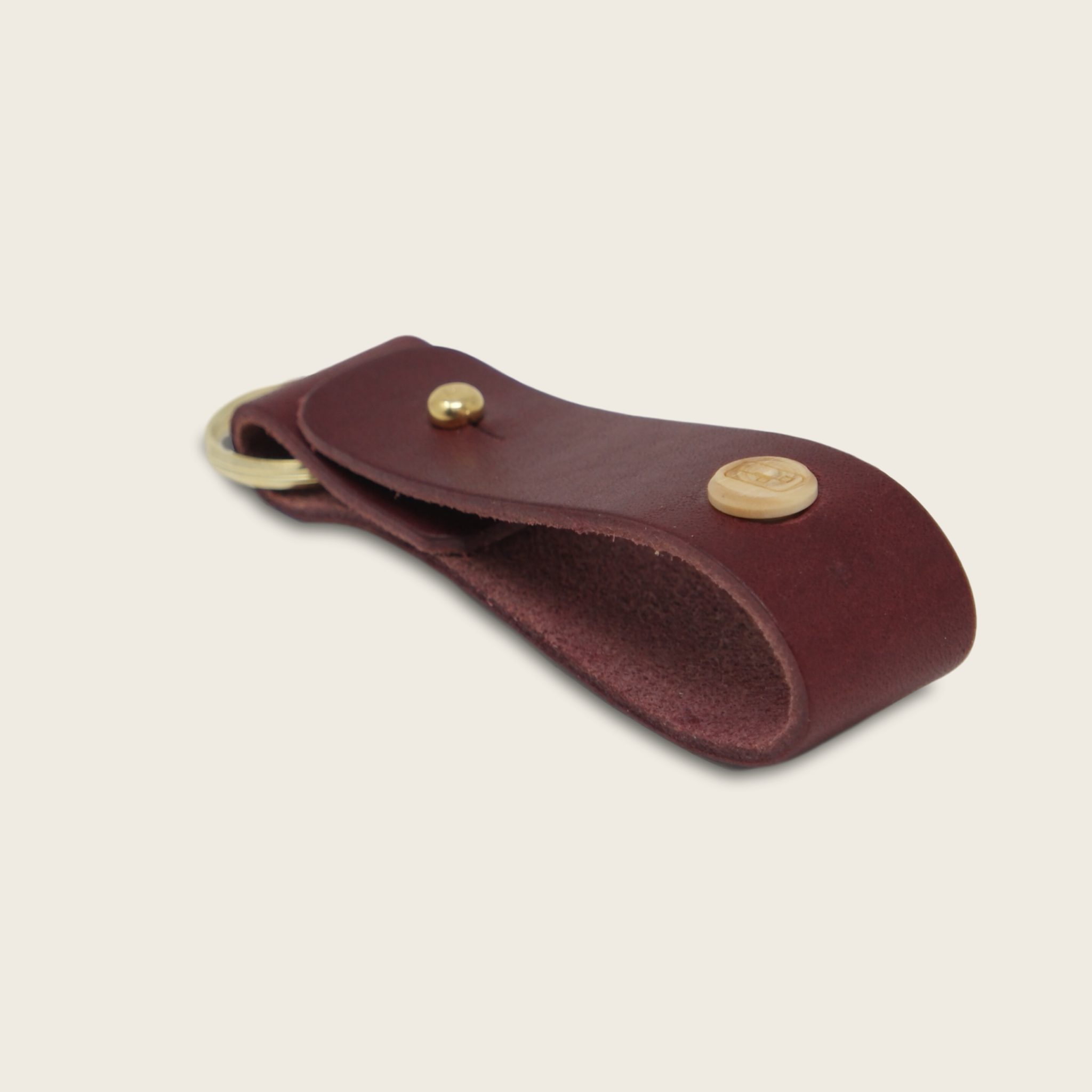 Porte-clés, en cuir naturel à tannage végétal et bois, prune