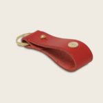 Porte-clés, en cuir naturel à tannage végétal et bois, rouge