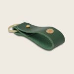 Porte-clés, en cuir naturel à tannage végétal et bois, vert