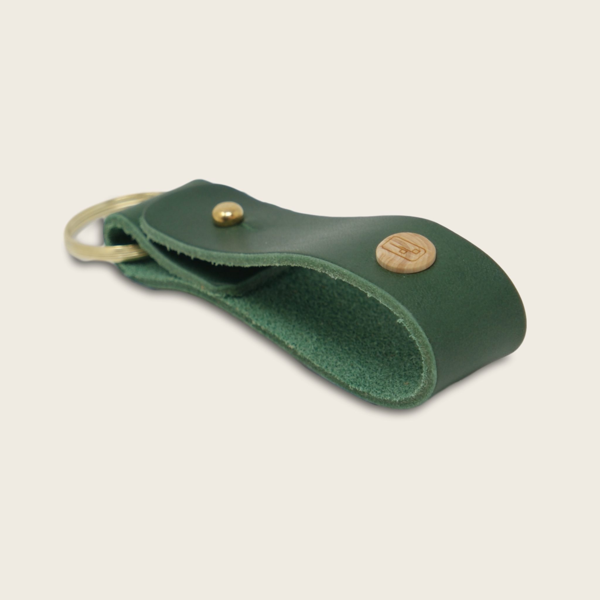 Porte-clés, en cuir naturel à tannage végétal et bois, vert