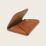 Porte-cartes, en cuir naturel à tannage végétal, whisky, L'Enveloppe