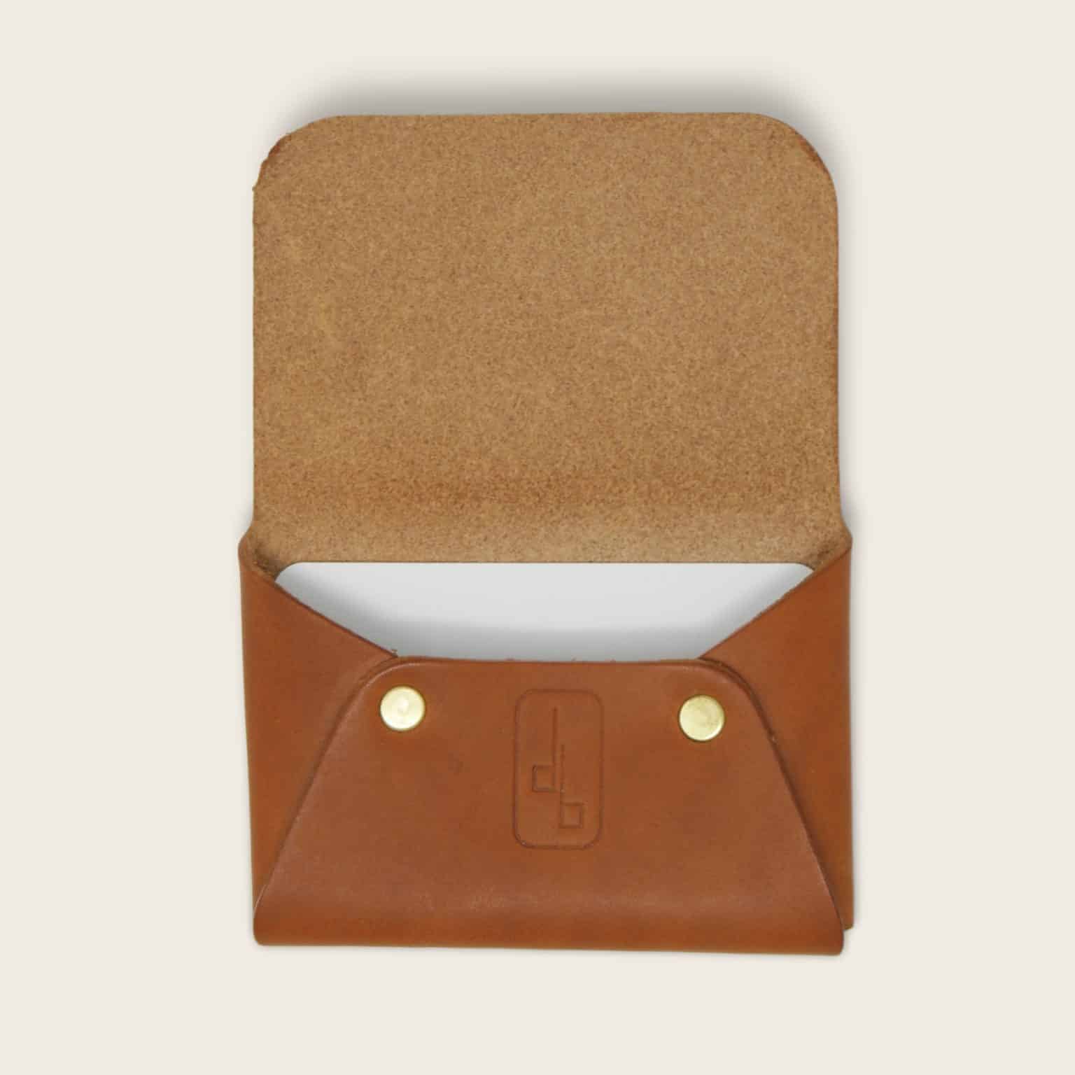 Porte cartes enveloppe whisky - Damien Béal_clipped_rev_3 Porte-cartes, en cuir naturel à tannage végétal, whisky, L'Enveloppe