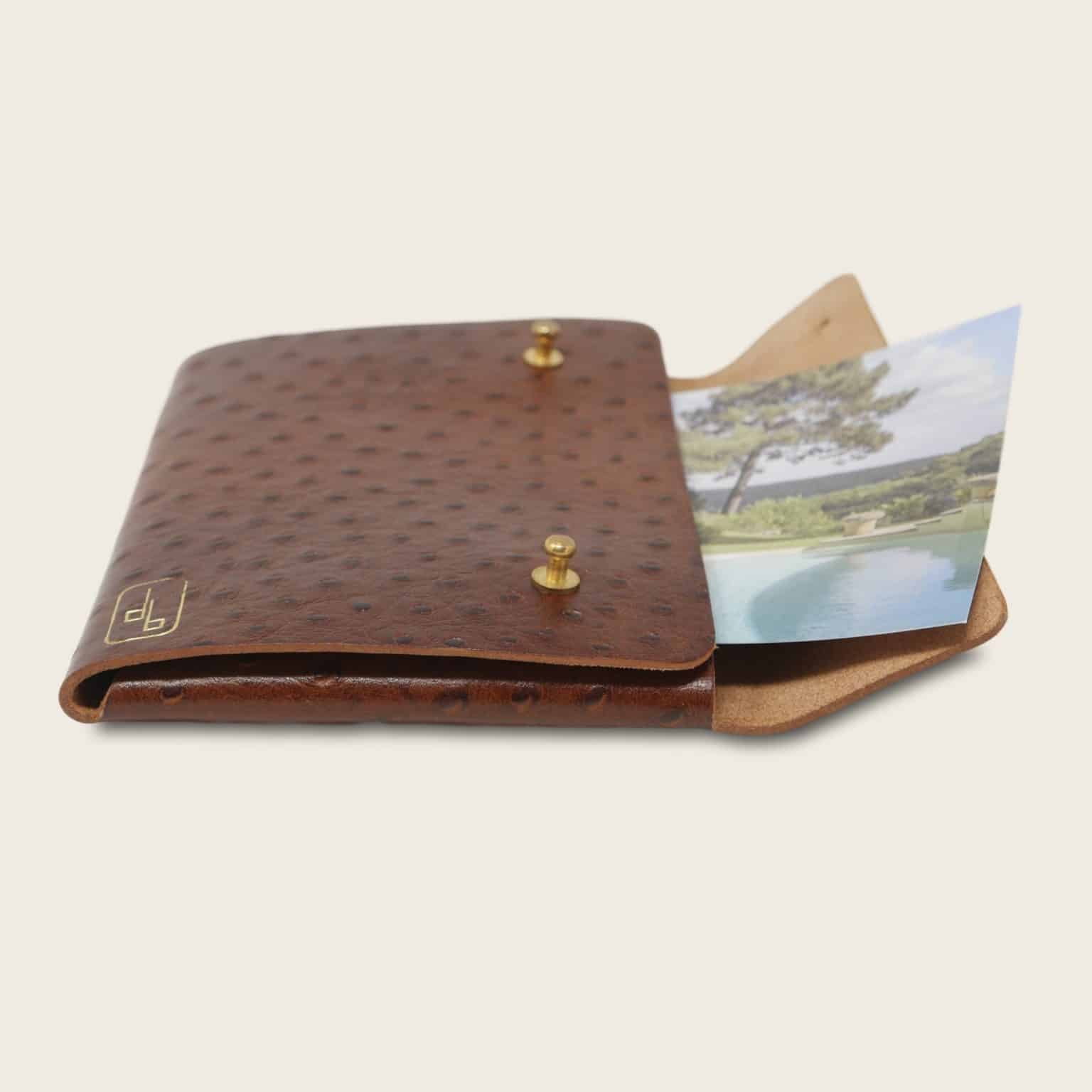 Pochette, chemise pour documents, en cuir naturel à tannage végétal, marron imprimé autruche, Le Passeport