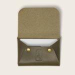 Porte-cartes, en cuir naturel à tannage végétal, vert olive, L'Enveloppe