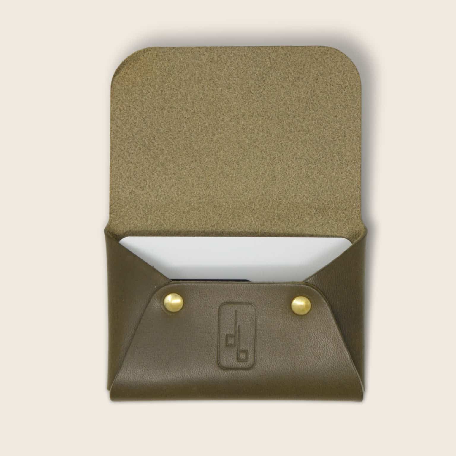 porte cartes enveloppe olive - Damien Béal 2_clipped_rev_3 Porte-cartes, en cuir naturel à tannage végétal, vert olive, L'Enveloppe