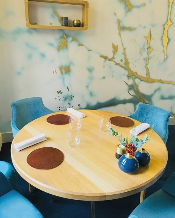 Dessous d'assiette en cuir pour La Table du 11, restaurant gastronomique étoilé à Versailles