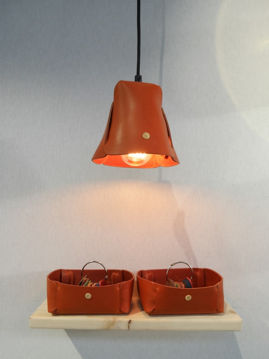 Lampe suspension et vide-poche en cuir naturel à tannage végétal, coloris orange, La Loupiote et Le Vide-Poche d'Aronde