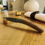 Porte-couteau en buis et rond de serviette en cuir pour La Table du 11, restaurant gastronomique étoilé à Versailles