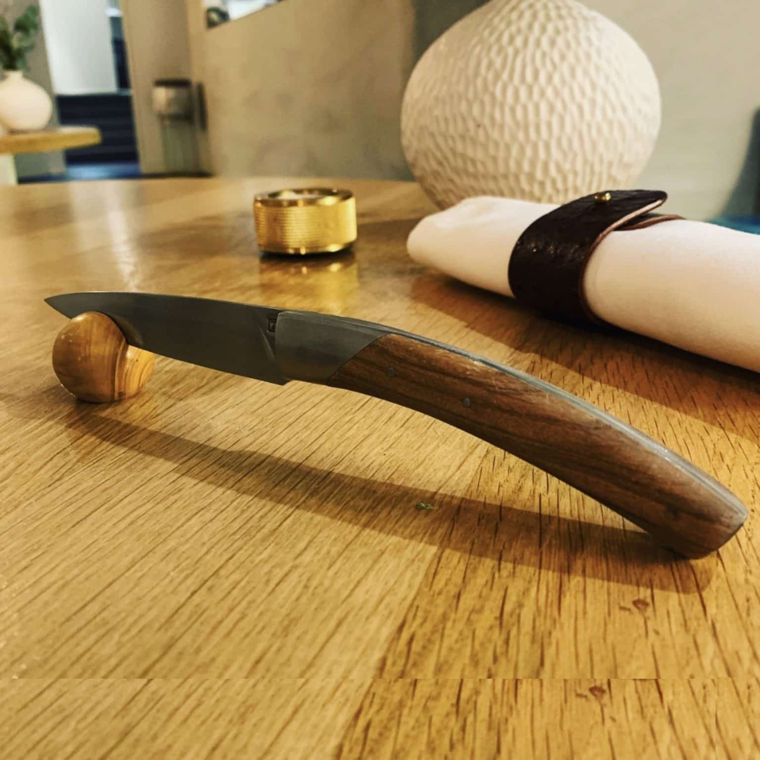 Porte-couteau en buis et rond de serviette en cuir pour La Table du 11, restaurant gastronomique étoilé à Versailles