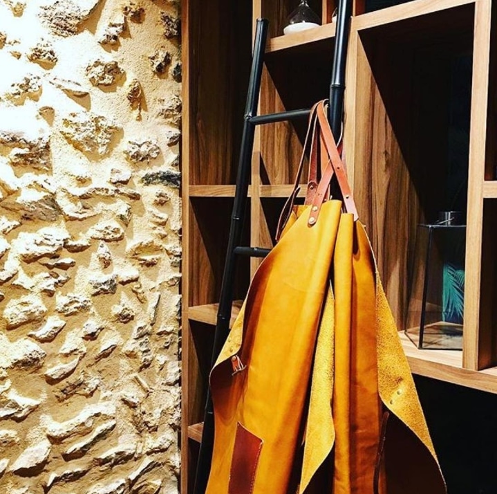 Tablier en cuir pour Le Bistrot du 11, restaurant à Versailles